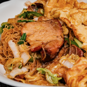 Cerdo con fideos chinos