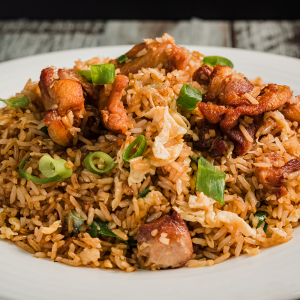 Arroz chaufa de pollo en trozos