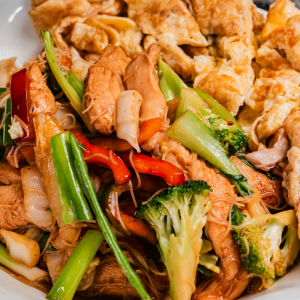 Pollo con fideos chinos