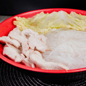 Sopa de pollo con fideos chinos