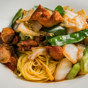 Tallarín de pollo en trozos