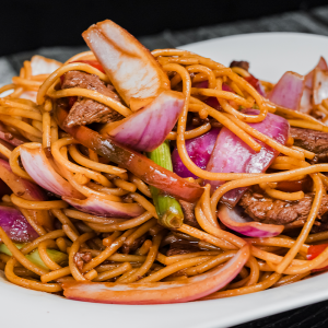 Tallarín saltado criollo