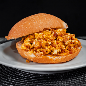 Pan con chorizo y huevo