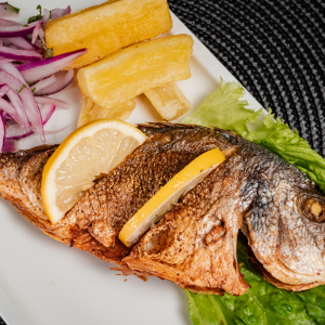 Dorada frita con yuca