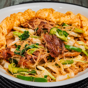 Pato con fideos chinos